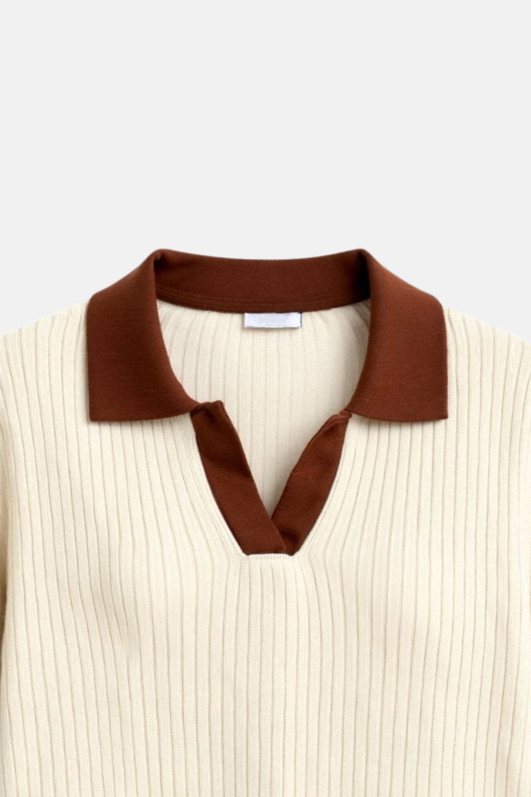"Elegant damers pikétröja med notched krage och trendig färgblockdesign, idealisk för vår, sommar och höst."