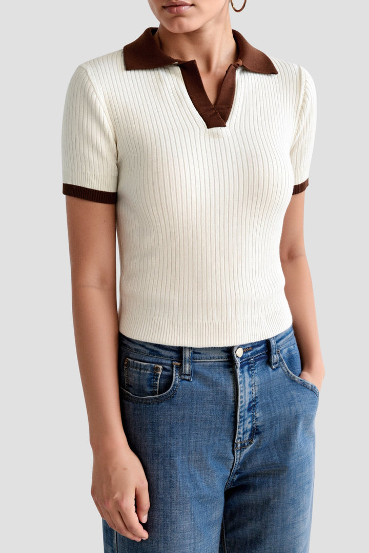 "Elegant damers pikétröja med notched krage och trendig färgblockdesign, idealisk för vår, sommar och höst."