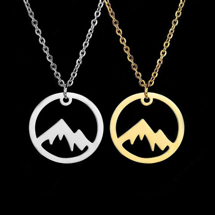 "Elegant damhalsband med bergshänge i rostfritt stål, myntformat, två snöiga bergstoppar, symbol för styrka och mod."