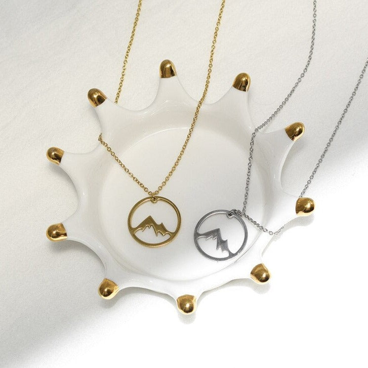"Elegant damhalsband med bergshänge i rostfritt stål, myntformat, två snöiga bergstoppar, symbol för styrka och mod."