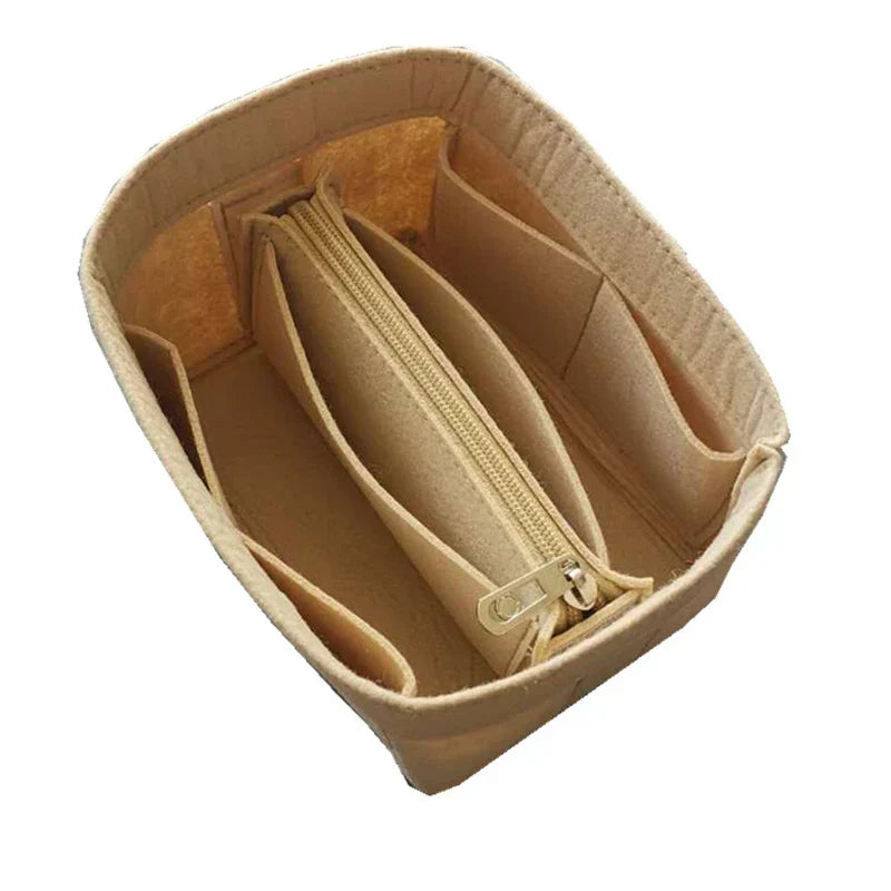 "Elegant damhandväska i beige konstläder med stor kapacitet och flertalet fack, perfekt för mode och funktionalitet."