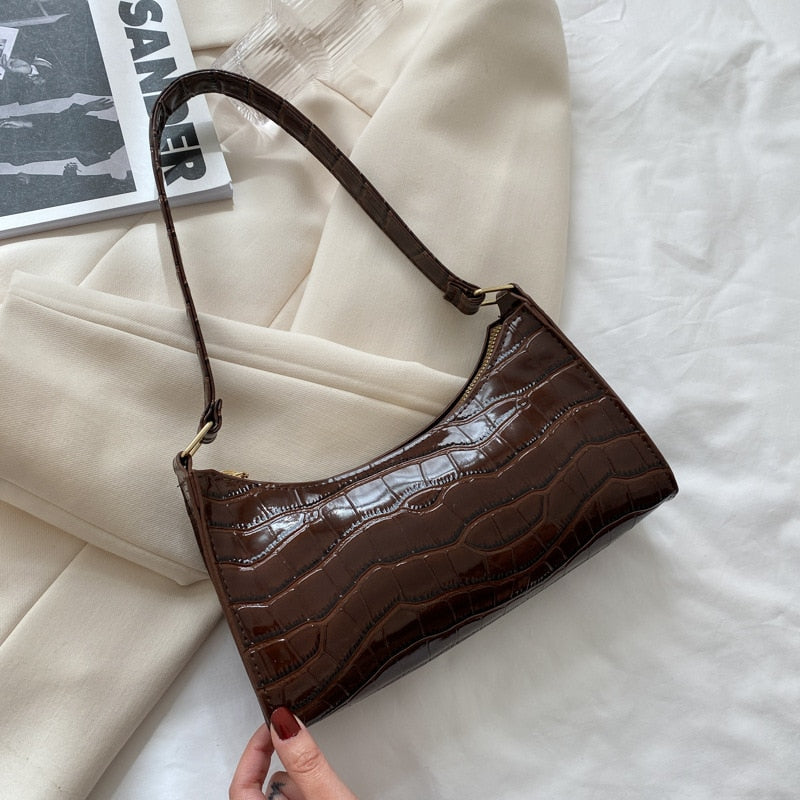 "Elegant damhandväska i konstläder, beige, med rymlig design och stilren look, perfekt för vardag och evenemang."