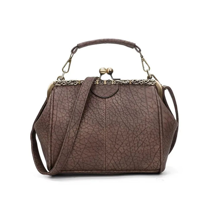 "Elegant damhandväska i konstläder med kompakt design, chic och tidlös, perfekt för vardagsbruk och speciella tillfällen."