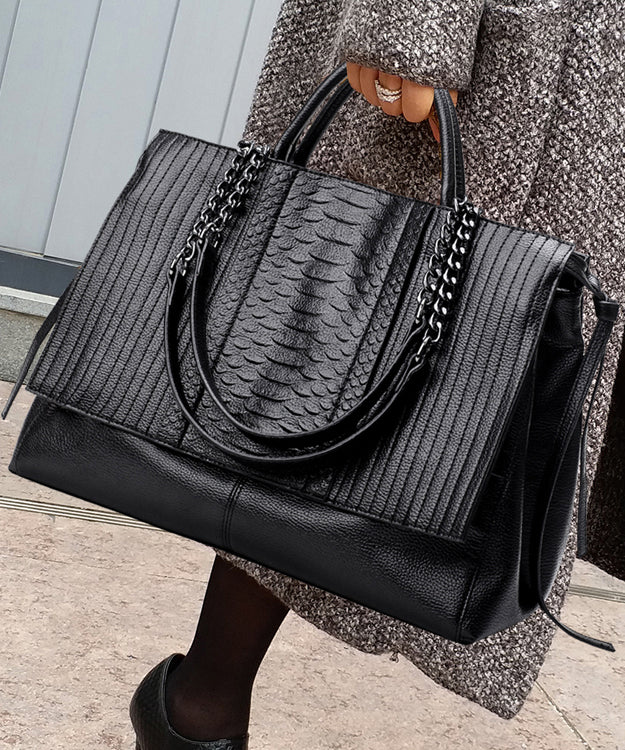 "Elegant damhandväska i syntetläder med patchwork och kedjedetaljer, perfekt för alla tillfällen."