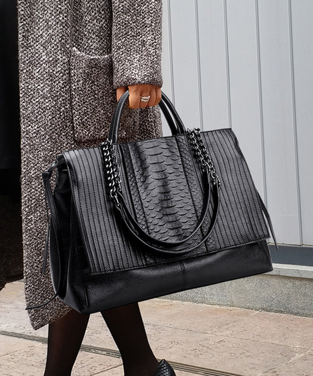 "Elegant damhandväska i syntetläder med patchwork och kedjedetaljer, perfekt för alla tillfällen."