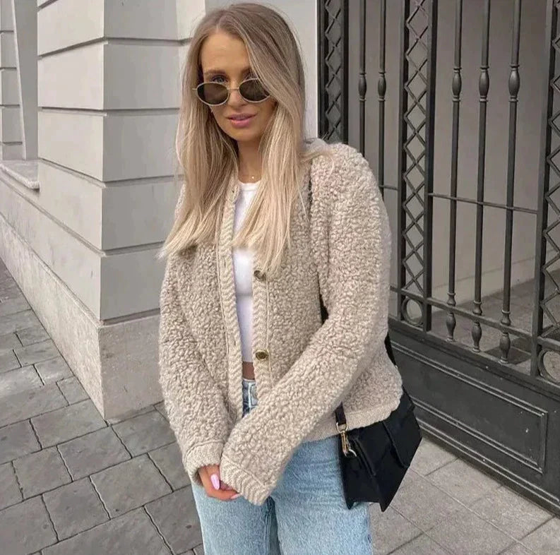 Elegant damjacka i mjukt teddy-stoff, sober stil, finns i beige, brun, grön, svart. Perfekt för alla säsonger.