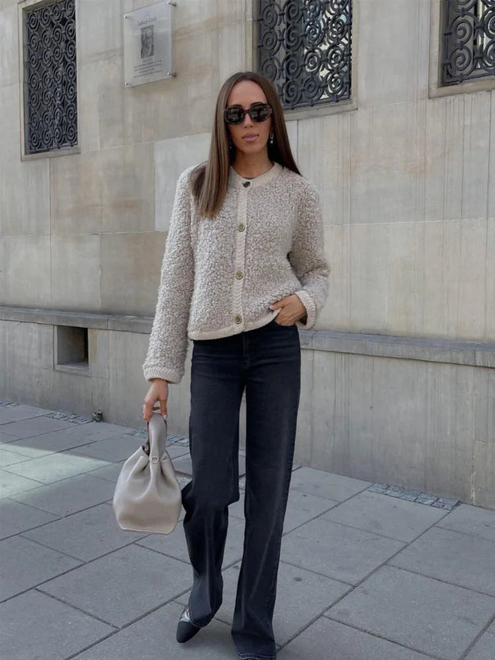 Elegant damjacka i mjukt teddy-stoff, sober stil, finns i beige, brun, grön, svart. Perfekt för alla säsonger.