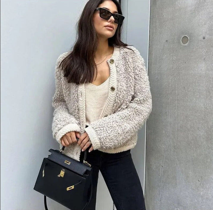 Elegant damjacka i mjukt teddy-stoff, sober stil, finns i beige, brun, grön, svart. Perfekt för alla säsonger.