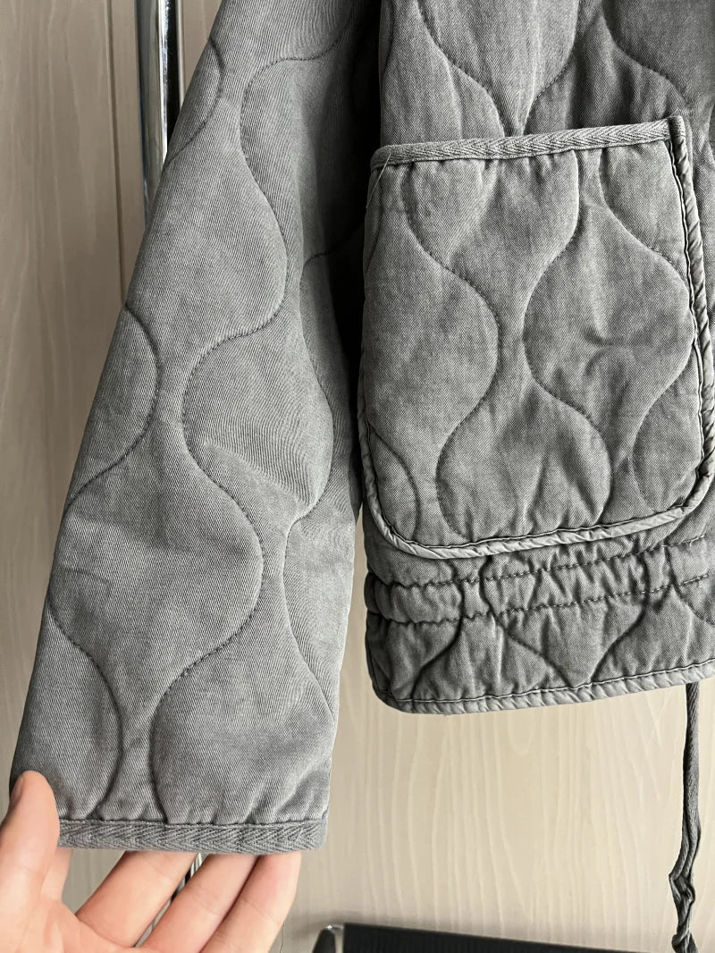 "Elegant damjacka med fickdetaljer, finns i armégrön, elfenbensgul, mörkgrå. Perfekt för alla tillfällen och stilar."