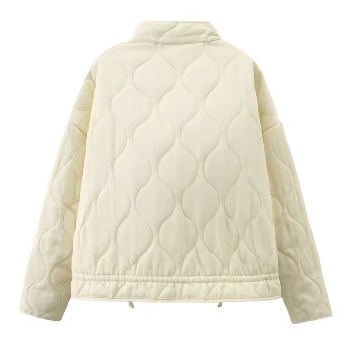 "Elegant damjacka med fickdetaljer, finns i armégrön, elfenbensgul, mörkgrå. Perfekt för alla tillfällen och stilar."