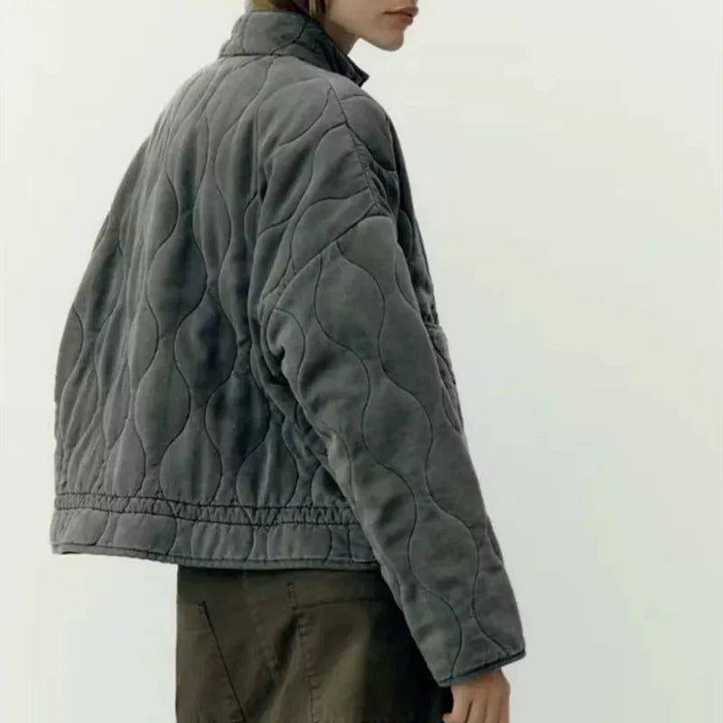 "Elegant damjacka med fickdetaljer, finns i armégrön, elfenbensgul, mörkgrå. Perfekt för alla tillfällen och stilar."
