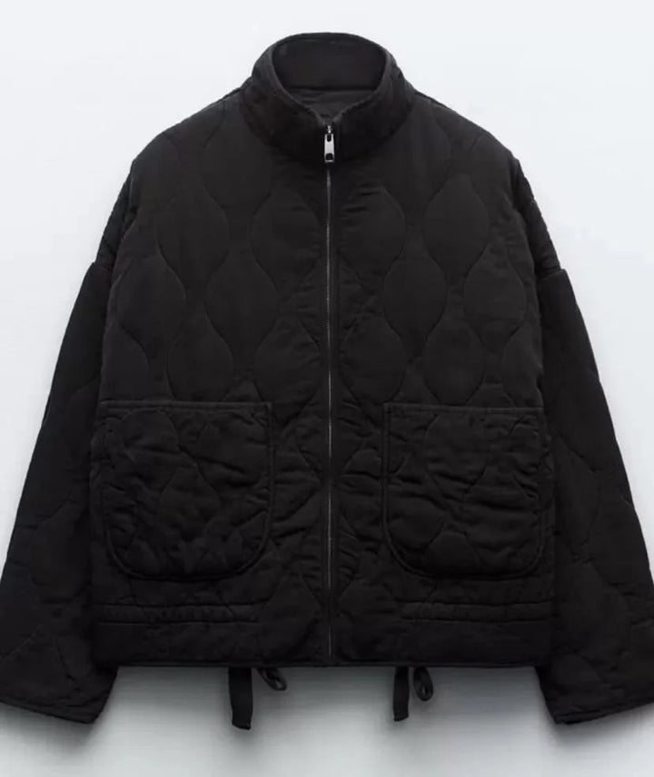 "Elegant damjacka med fickdetaljer, finns i armégrön, elfenbensgul, mörkgrå. Perfekt för alla tillfällen och stilar."