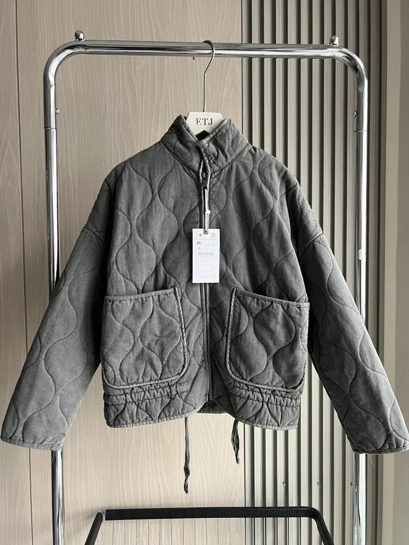 "Elegant damjacka med fickdetaljer, finns i armégrön, elfenbensgul, mörkgrå. Perfekt för alla tillfällen och stilar."