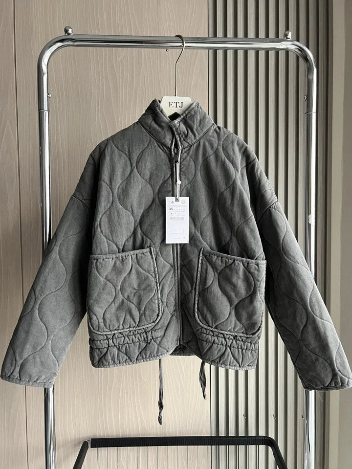 "Elegant damjacka med fickdetaljer, finns i armégrön, elfenbensgul, mörkgrå. Perfekt för alla tillfällen och stilar."