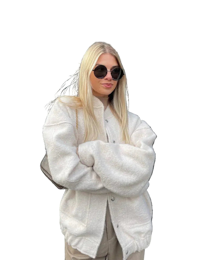 "Elegant damjacka med minimalistisk design, smal silhuett, finns i grå, mörkgrå och ullvit, passform för alla."