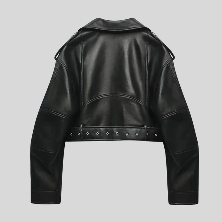 "Elegant damjacka med stilren design i mörk färg, visad framifrån för vardagsbruk med modern skärning och praktiska detaljer.