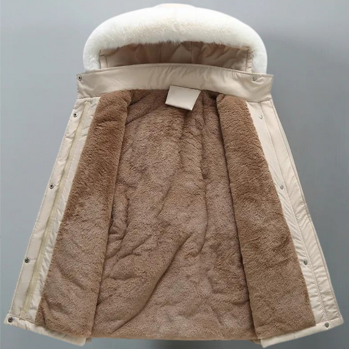 "Elegant damkappa för vinter med tjock fodring, djupa fickor, och vattentåligt material, framifrån visad."