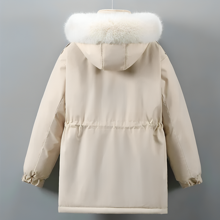 "Elegant damkappa för vinter med tjock fodring, djupa fickor, och vattentåligt material, framifrån visad."