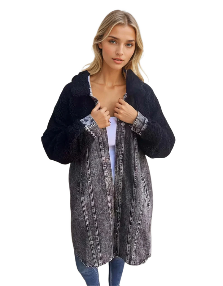 "Elegant damkappa i denim med ulldetaljer, stilfull passform och värme för kalla dagar, sedd bakifrån."