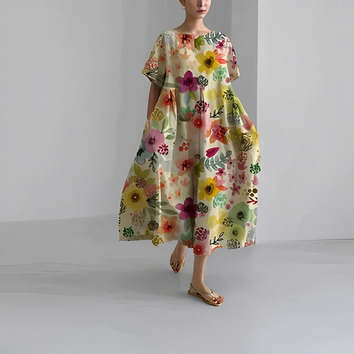 "Elegant damklänning i mjuk bomull med blommönster, figurnära passform och somrig stil, perfekt för varma dagar."