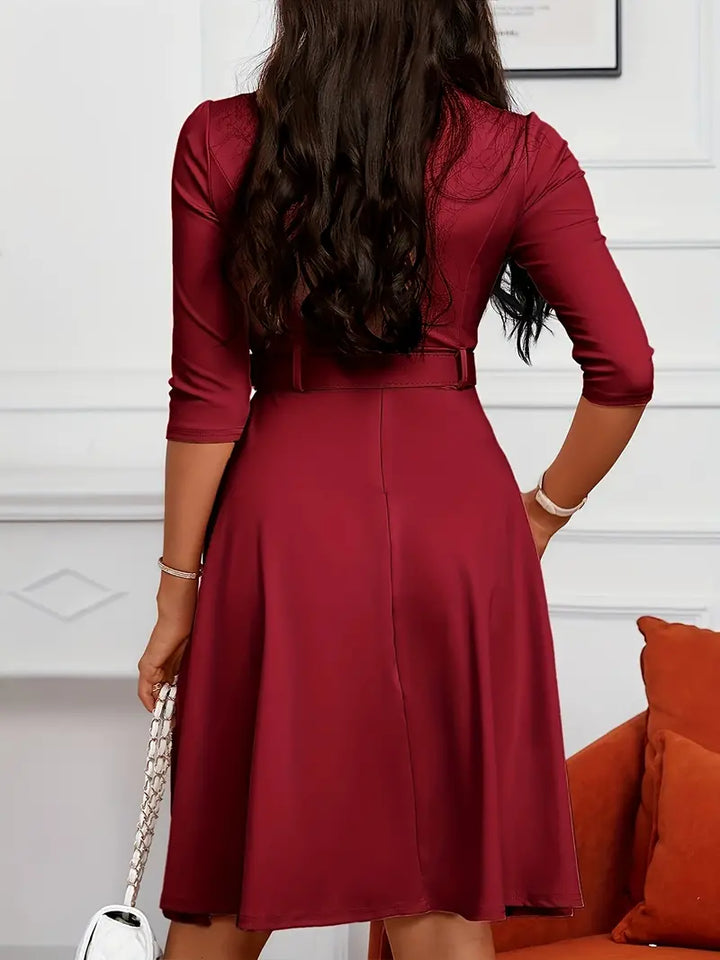 "Elegant damklänning i polyester med cirkulär halsringning; tidlös och stilren design för vardag och fest."