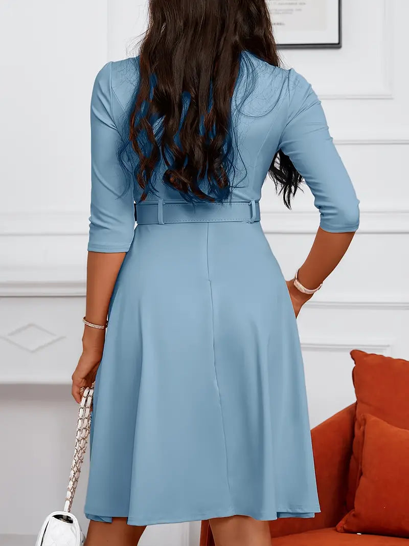 "Elegant damklänning i polyester med cirkulär halsringning; tidlös och stilren design för vardag och fest."