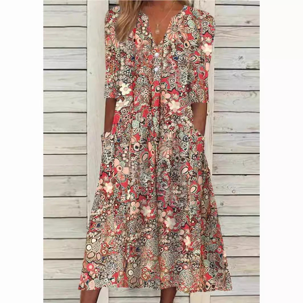 "Elegant damklänning med ljusblått blommönster, lätt material, perfekt för vår- och sommaraktiviteter."