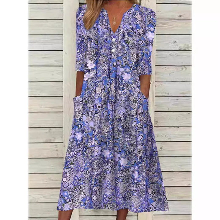 "Elegant damklänning med ljusblått blommönster, lätt material, perfekt för vår- och sommaraktiviteter."