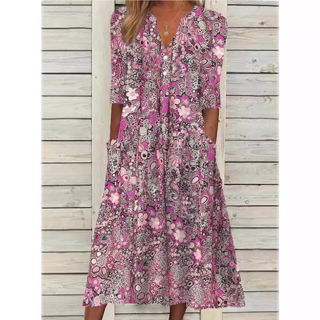 "Elegant damklänning med ljusblått blommönster, lätt material, perfekt för vår- och sommaraktiviteter."