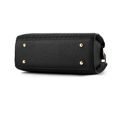 Elegant damkrokodilväska i svart PU-läder med justerbar rem och krokodilmönstrad design, perfekt för alla tillfällen.