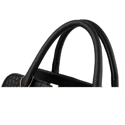 Elegant damkrokodilväska i svart PU-läder med justerbar rem och krokodilmönstrad design, perfekt för alla tillfällen.