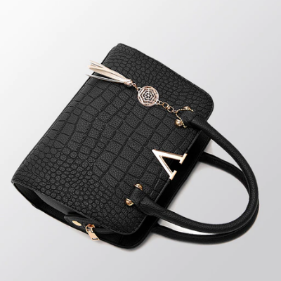 Elegant damkrokodilväska i svart PU-läder med justerbar rem och krokodilmönstrad design, perfekt för alla tillfällen.