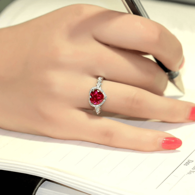 "Elegant damring med hjärta och cubic zirconia, lysande sten, sterling silver, perfekt accessoar för kvinnor, lyxig stil."