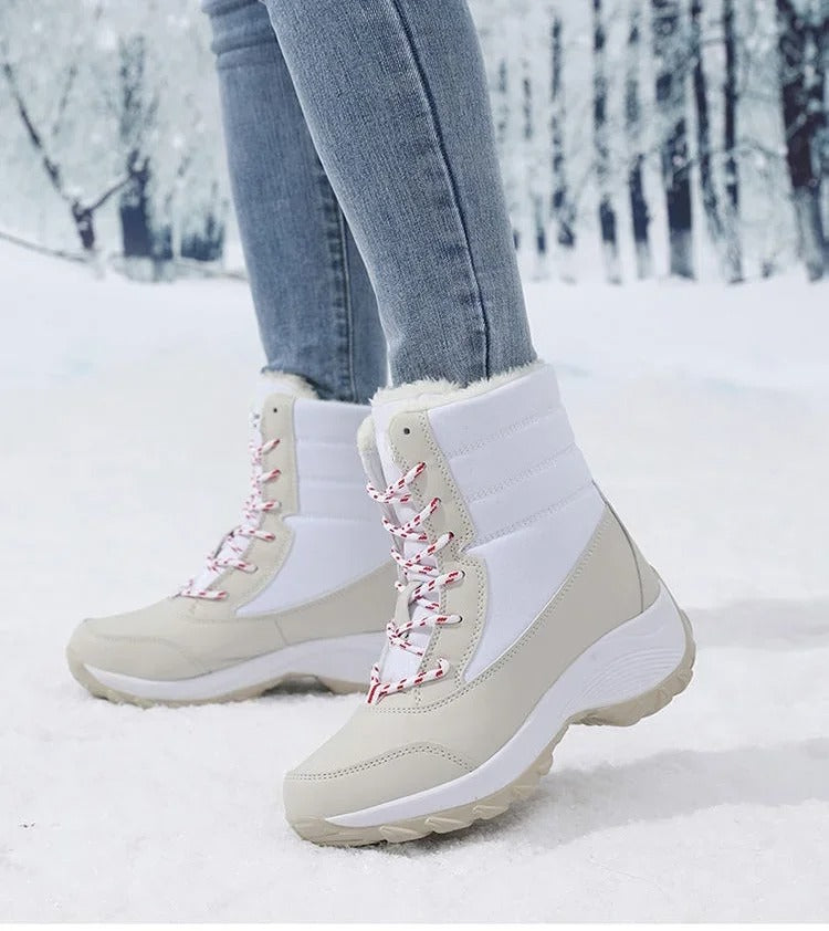 "Elegant damsnökänga i mikrofiber med vattenresistent foder, kilklack och snörning för vinteräventyr och mode."