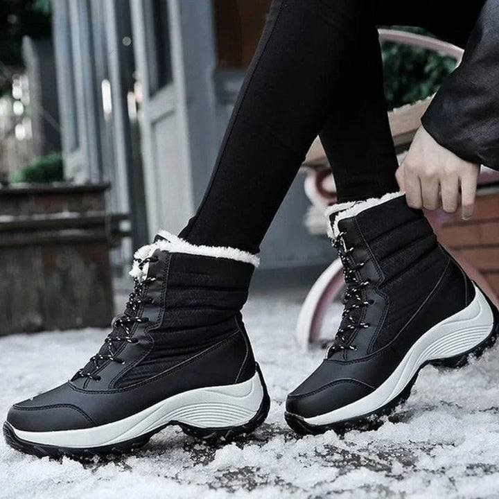 "Elegant damsnökänga i mikrofiber med vattenresistent foder, kilklack och snörning för vinteräventyr och mode."