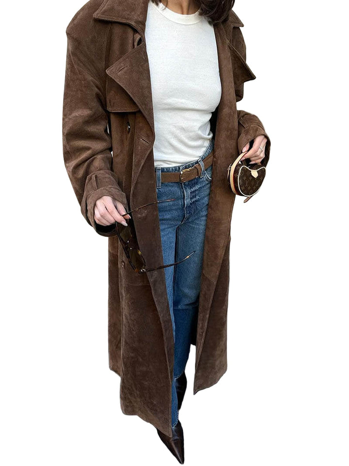 "Elegant damtrenchcoat i suède-look med dubbelknäppning, bälte och midi-längd för en tidlös och sofistikerad stil."
