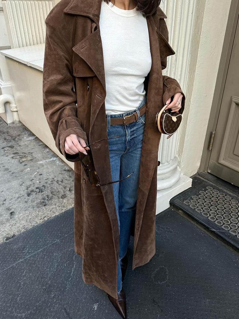 "Elegant damtrenchcoat i suède-look med dubbelknäppning, bälte och midi-längd för en tidlös och sofistikerad stil."