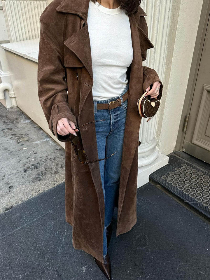 "Elegant damtrenchcoat i suède-look med dubbelknäppning, bälte och midi-längd för en tidlös och sofistikerad stil."