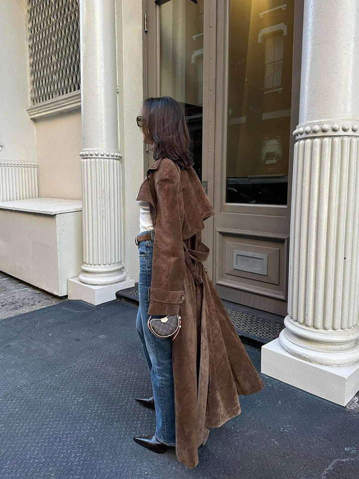 "Elegant damtrenchcoat i suède-look med dubbelknäppning, bälte och midi-längd för en tidlös och sofistikerad stil."