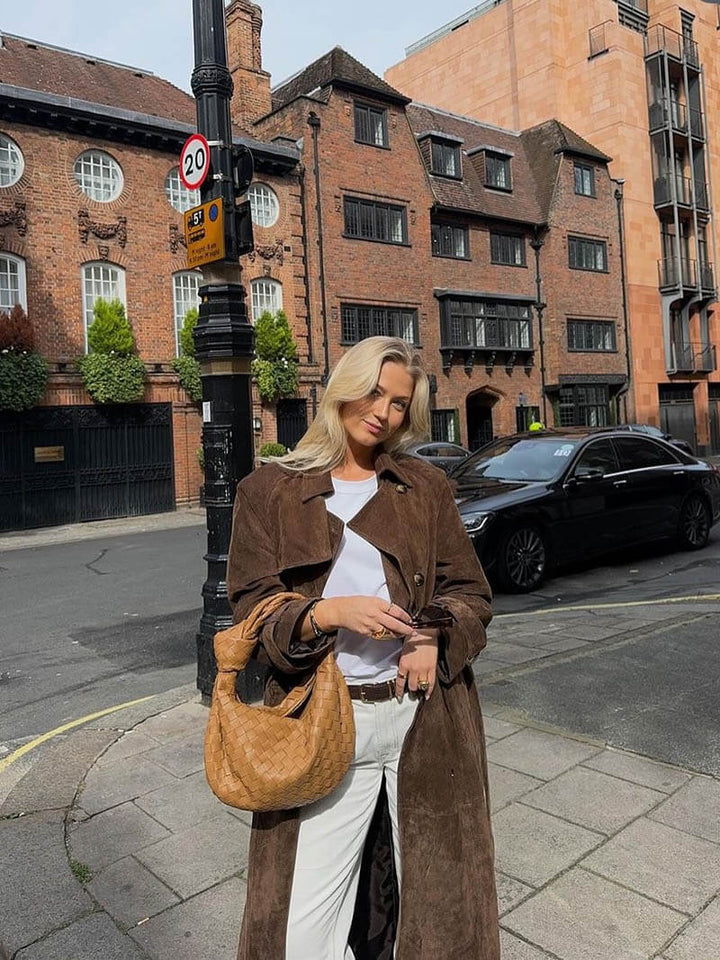 "Elegant damtrenchcoat i suède-look med dubbelknäppning, bälte och midi-längd för en tidlös och sofistikerad stil."