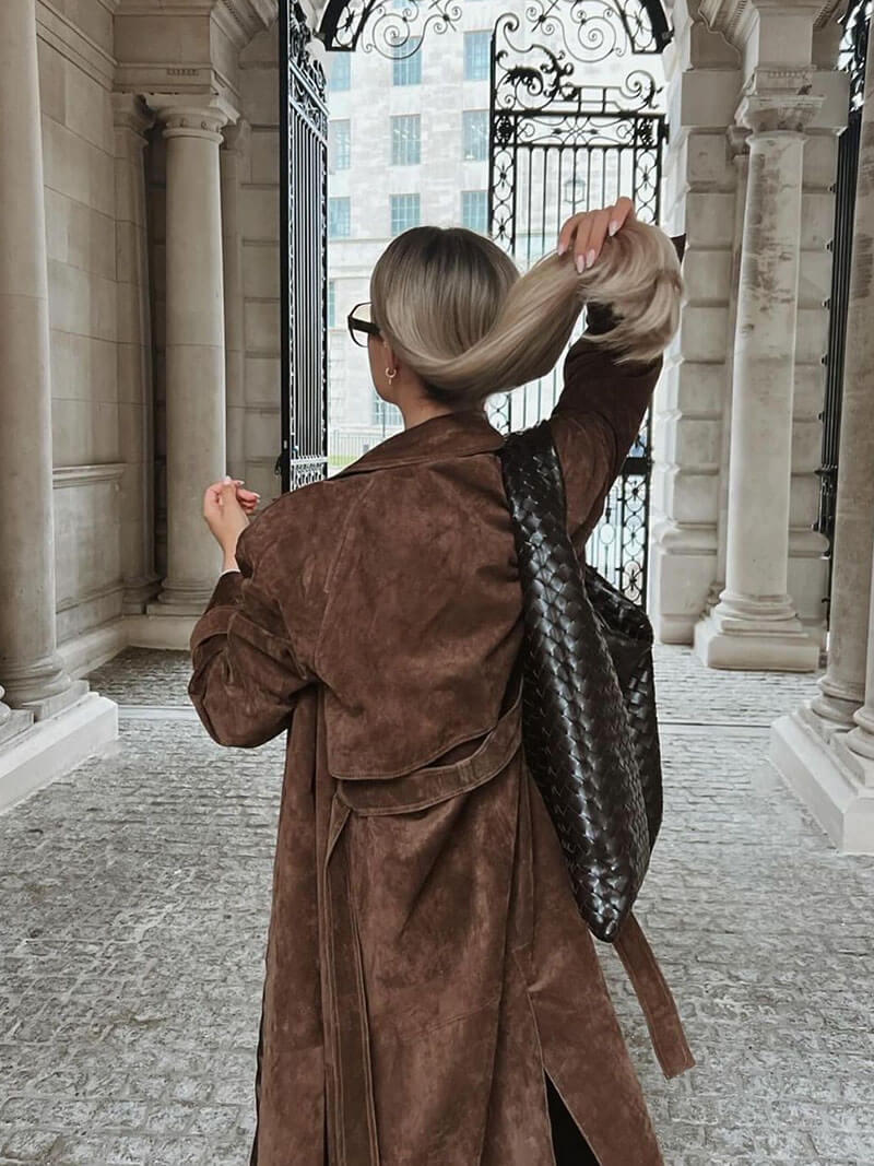 "Elegant damtrenchcoat i suède-look med dubbelknäppning, bälte och midi-längd för en tidlös och sofistikerad stil."