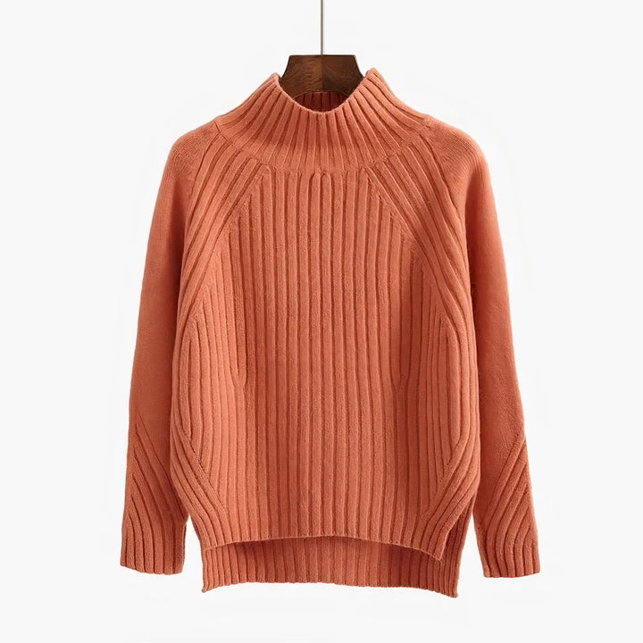 "Elegant damtröja med polokrage i beige färg, perfekt för höst- och vintergarderob, erbjuder stil och komfort."