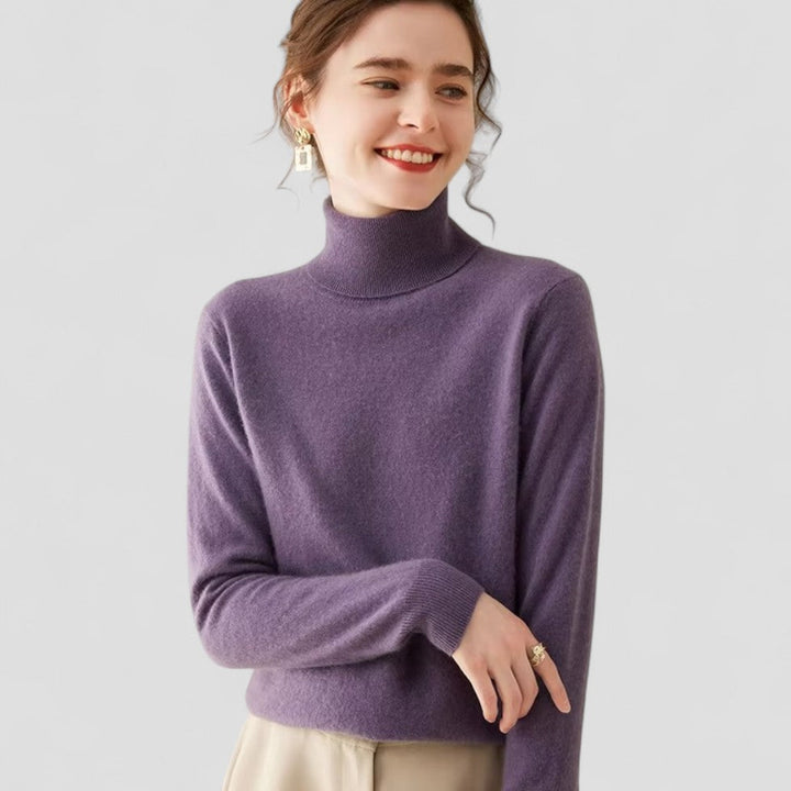 "Elegant damtröja med turtleneck i mjukt stickat material, sofistikerat designad för stil och komfort i beige nyans."