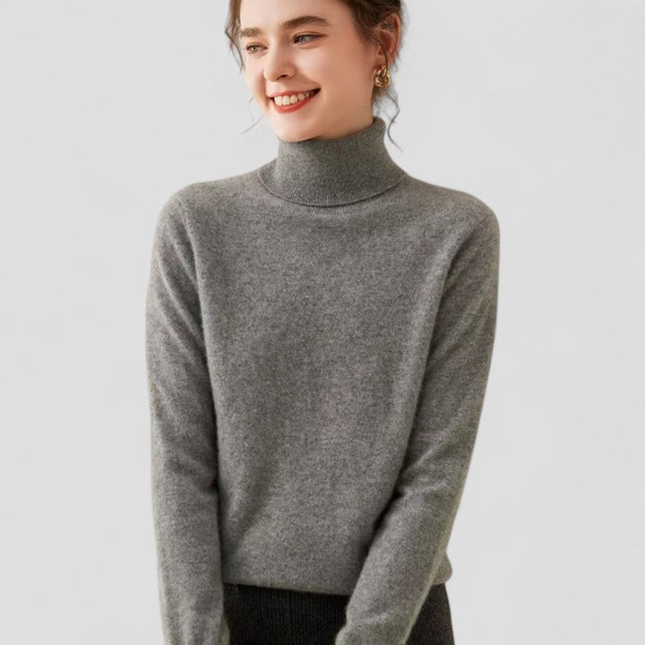 "Elegant damtröja med turtleneck i mjukt stickat material, sofistikerat designad för stil och komfort i beige nyans."
