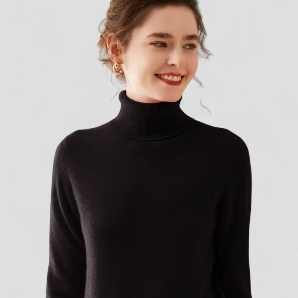 "Elegant damtröja med turtleneck i mjukt stickat material, sofistikerat designad för stil och komfort i beige nyans."