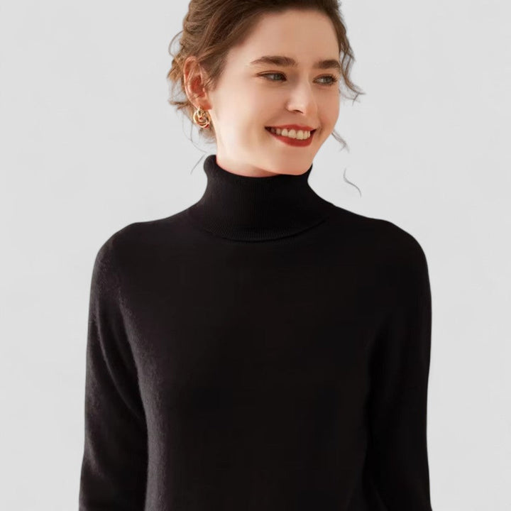 "Elegant damtröja med turtleneck i mjukt stickat material, sofistikerat designad för stil och komfort i beige nyans."