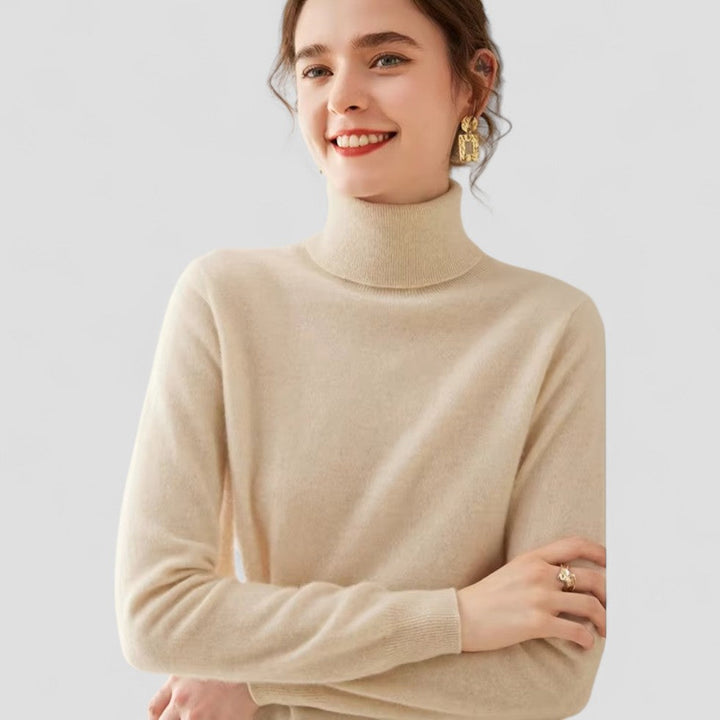 "Elegant damtröja med turtleneck i mjukt stickat material, sofistikerat designad för stil och komfort i beige nyans."