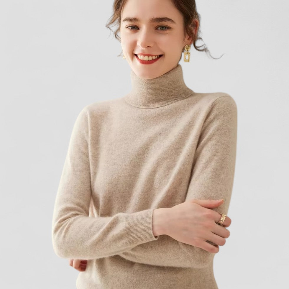 "Elegant damtröja med turtleneck i mjukt stickat material, sofistikerat designad för stil och komfort i beige nyans."
