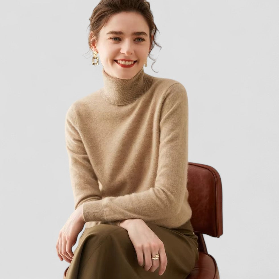 "Elegant damtröja med turtleneck i mjukt stickat material, sofistikerat designad för stil och komfort i beige nyans."