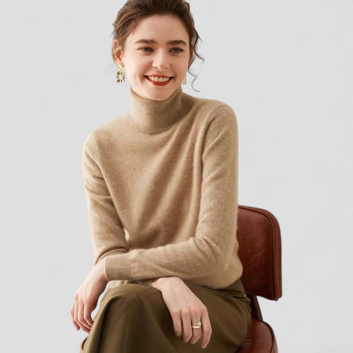 "Elegant damtröja med turtleneck i mjukt stickat material, sofistikerat designad för stil och komfort i beige nyans."